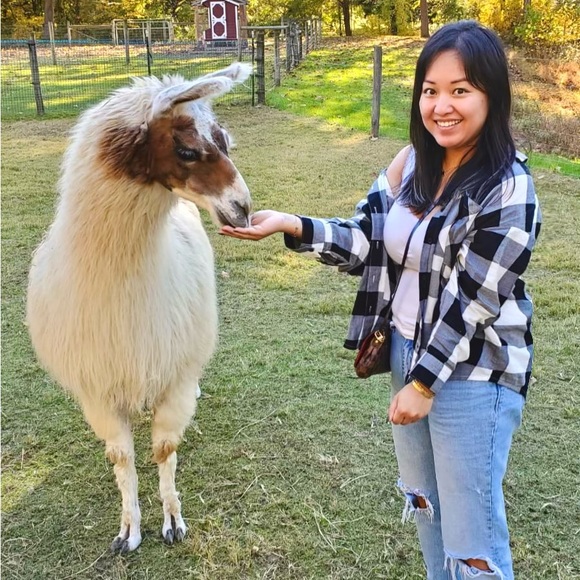 I’m your posher. I’m 32 years old and my style is constantly changing. - Picture 9 of 10